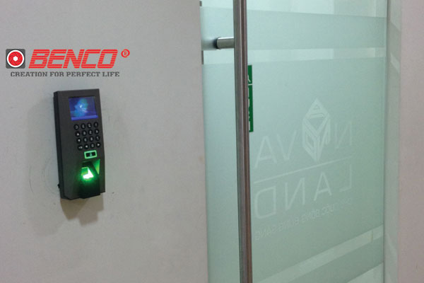 Ảnh Thi Công Thực Tế Máy Chấm Công Ronald Jack F18