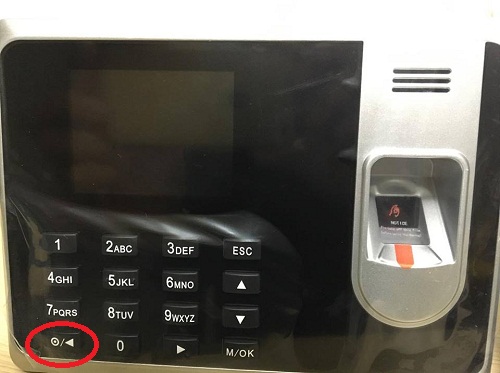 Trước khi sử dụng máy ta cắm nguồn vào sau máy rồi sau đó nhấn nút mở nguồn giữ khoảng 3s như hình dưới đây: